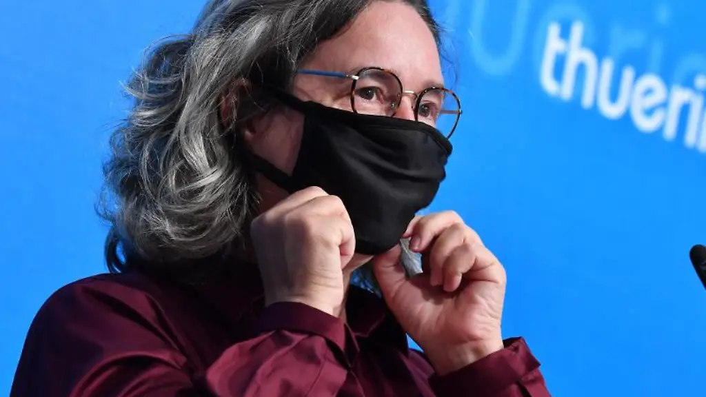 Heike-Werner-Die-Linke-steht-bei-einer-Pressekonferenz