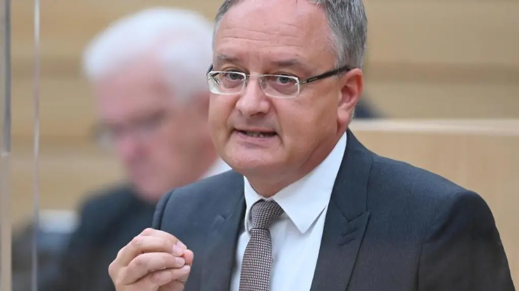 Andreas-Stoch-spricht-bei-einer-Sitzung