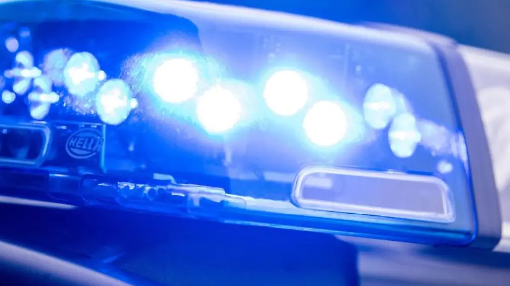 Ein-Blaulicht-leuchtet-auf-dem-Dach-einer-Polizeistreife