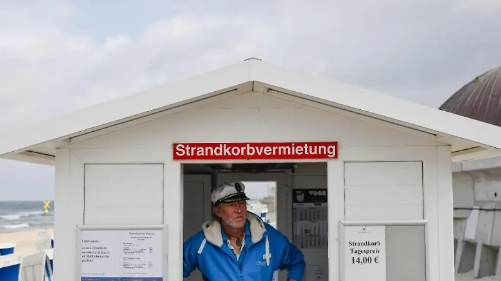 Mathias-Tognino-steht-in-seiner-Vermietstation-am-Strand