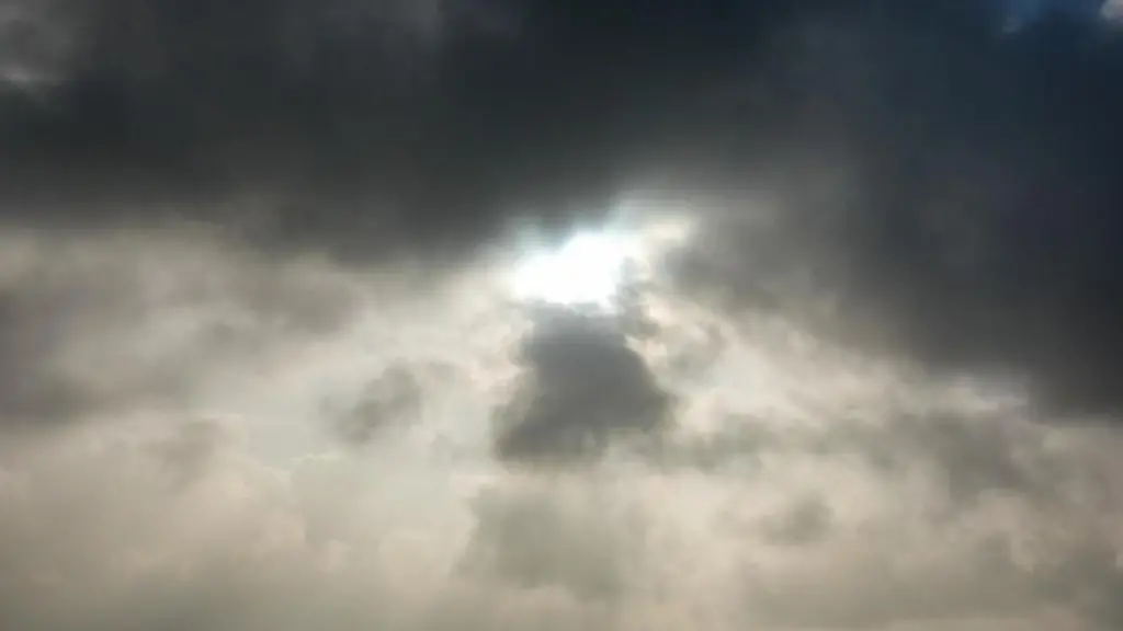 Die-Sonne-kommt-hinter-einer-dunklen-Wolkendecke-hervor