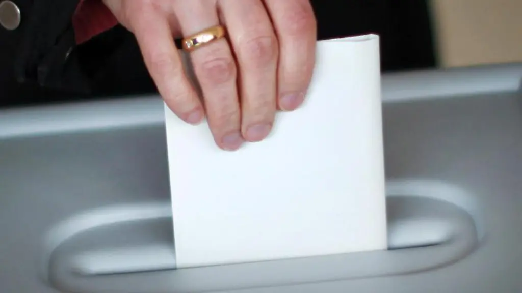 Eine-Frau-gibt-in-einem-Wahllokal-ihre-Stimme-ab