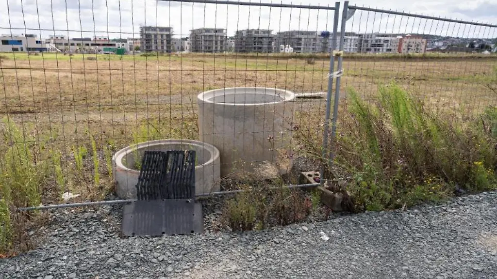 Eine-Schotterstrasse-befindet-sich-auf-einer-ehemaligen-landwirtschaftlichen-Flaeche