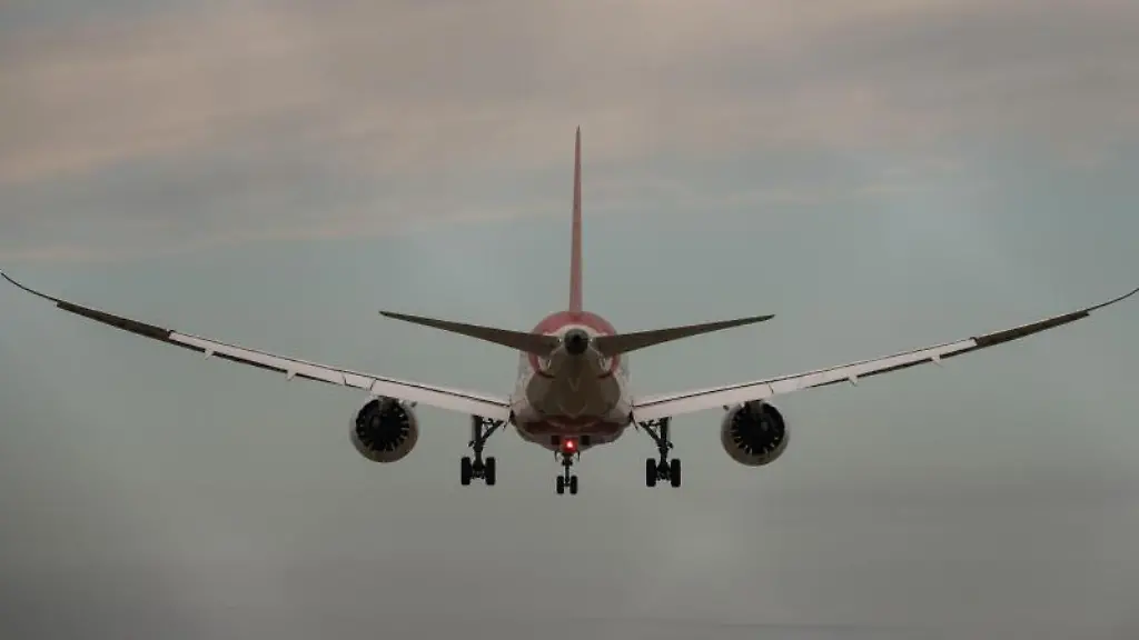 Ein-Flugzeug-landet-an-einem-Flughafen