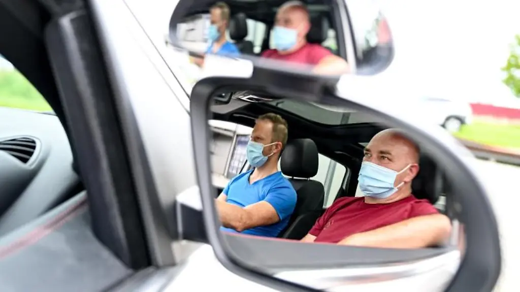 DFahrlehrer-sitzt-in-seinem-Fahrschulwagen-neben-seinem-Schueler-Foto-Felix-Kaestle-dpa-Symbolbild