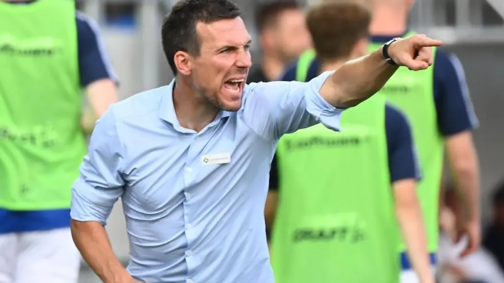 Karlsruhes-Christian-Eichner-gestikuliert-an-der-Seitenlinie