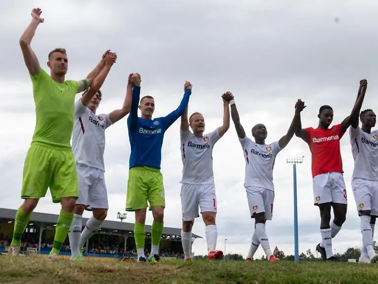 Leverkusens-Kapitaen-Lukas-Hradecky-l-und-seine-Teamgefaehrten-freuen-sich-ueber-den-Sieg