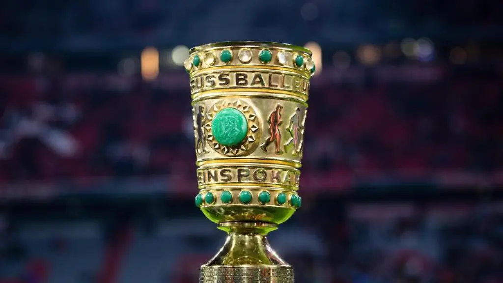 Der-DFB-Pokal-steht-am-Spielfeldrand