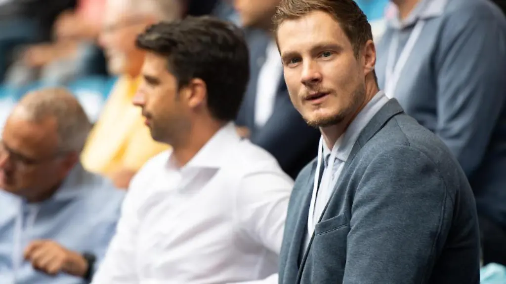 Marcell-Jansen-r-Vorstandsvorsitzender-der-HSV-Fussball-AG-und-Jonas-Boldt-M-Vorstand-der-HSV-Fussball-AG