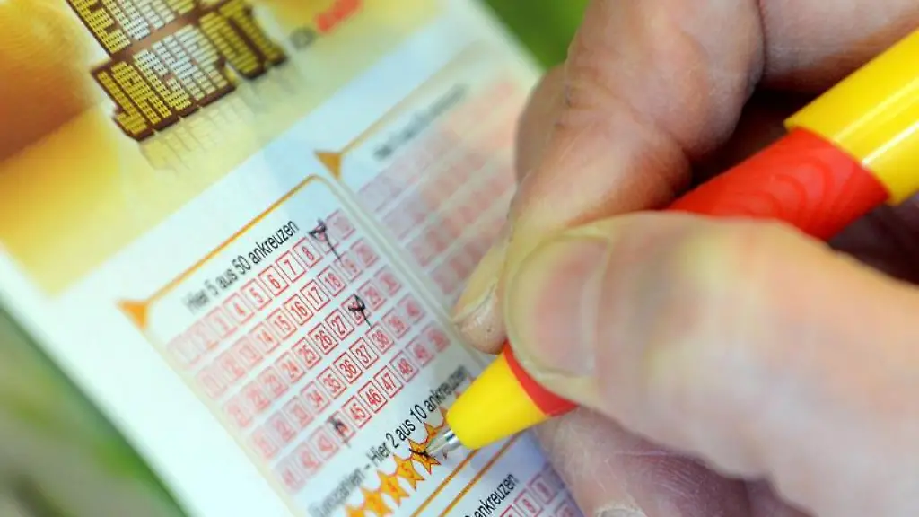 Eine-Frau-fuellt-in-einem-Lottoladen-einen-Schein-fuer-den-Eurojackpot-aus