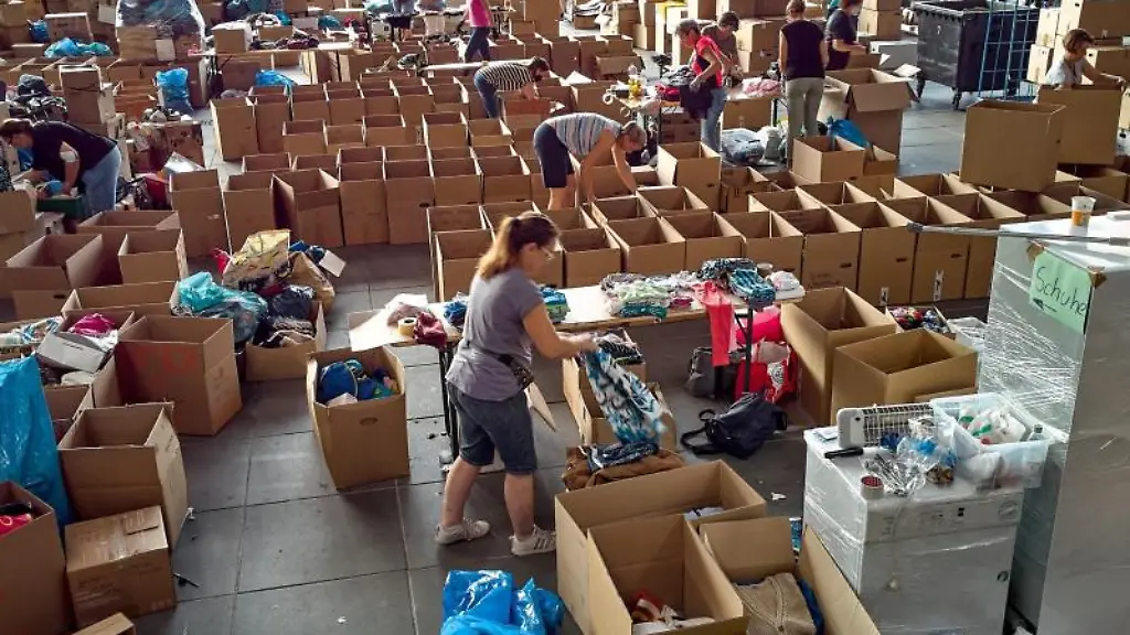 Freiwillige-Helfer-sortieren-im-Bereitstellungszentrum-Sachspenden