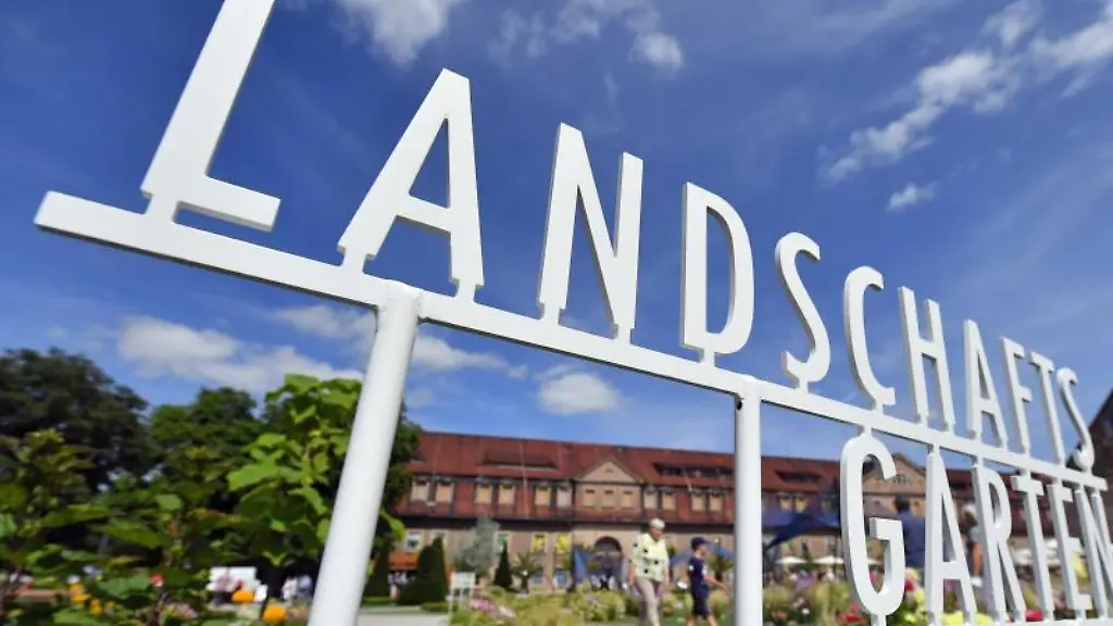 Blumen-bluehen-auf-dem-Gelaende-der-Bundesgartenschau