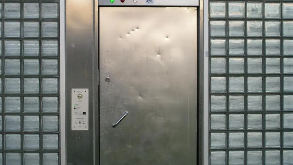 Blick-auf-die-Tuer-einer-oeffentlichen-Toilette