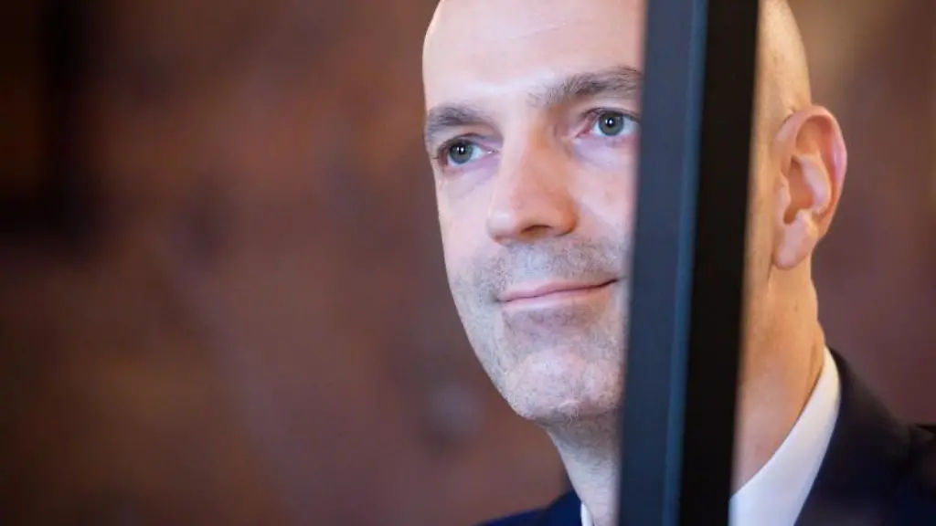 Jonas-Schmidt-Chanasit-sitzt-bei-einer-Pressekonferenz