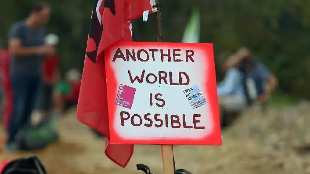 Bereits-in-der-Vergangenheit-protestierten-Umwelt-und-Klimaschutzinitiativen-mit-Menschenketten-fuer-einen-schnellen-Kohleausstieg