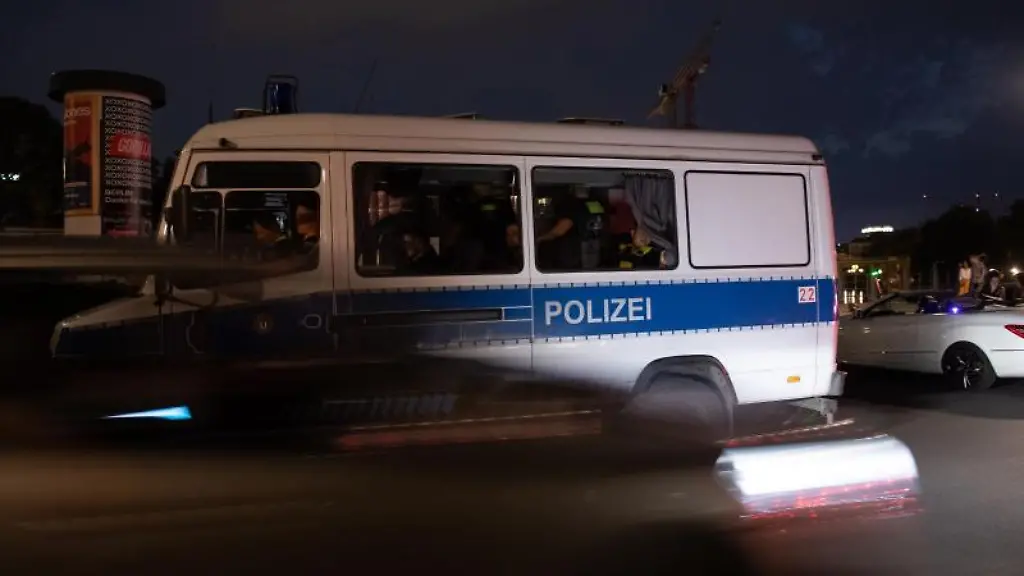 Ein-Polizeiwagen-steht-unweit-des-James-Simon-Park