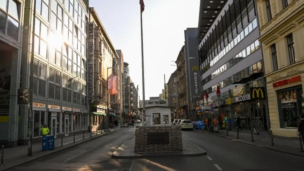 Blick-auf-den-Grenzuebergang-Checkpoint-Charlie