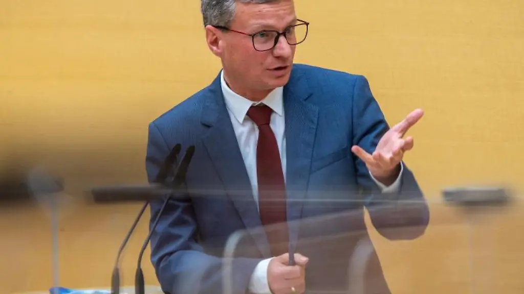 Bernd-Sibler-CSU-Staatsminister-fuer-Wissenschaft-und-Kunst-spricht-im-Landtag