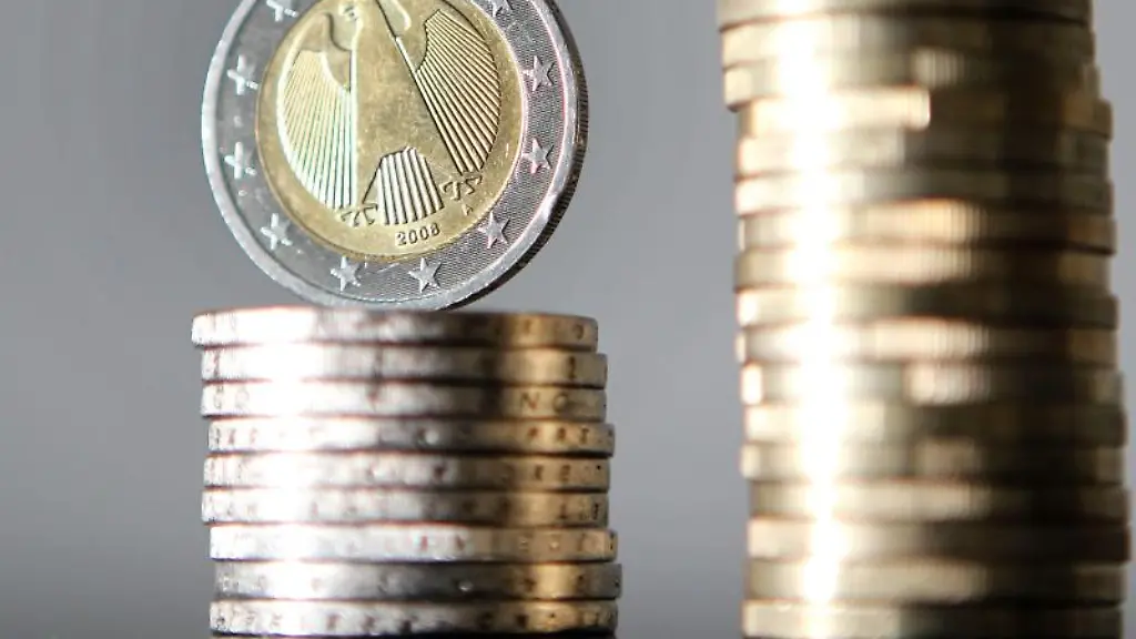 Euro-Muenzen-sind-gestapelt-Die-Besoldung-von-Beamten-in-Schleswig-Holstein-wird-reformiert