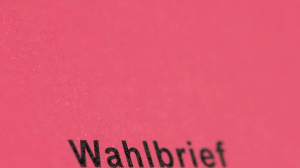 Wahlbrief-steht-auf-einem-roten-Briefumschlag