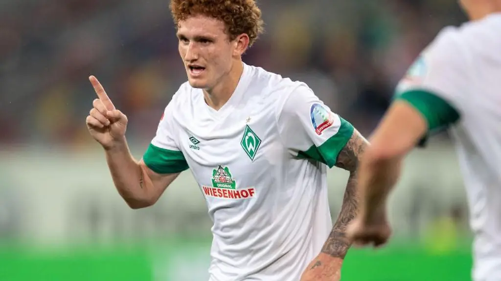 Bremens-Torschuetze-Josh-Sargent-steht-vor-einem-Wechsel