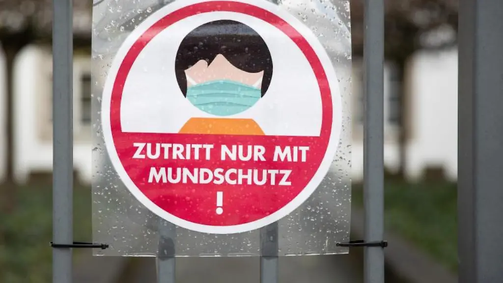 Zutritt-nur-mit-Mundschutz-steht-am-Eingang-einer-Schule