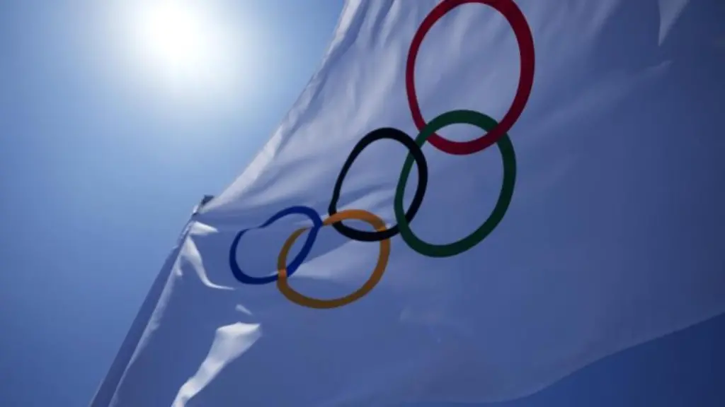 Eine-olympische-Flagge-weht-im-Wind