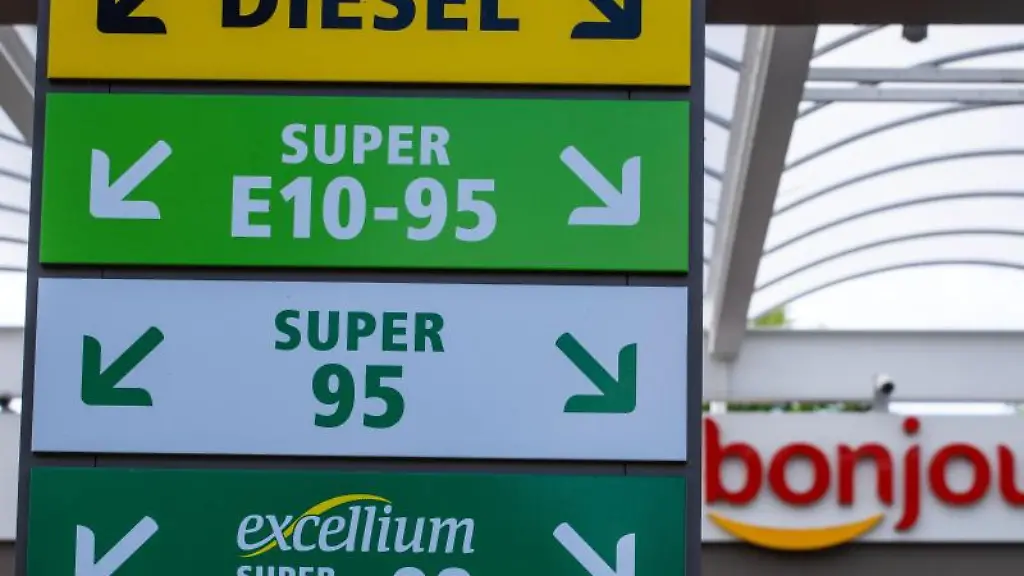 Hinweisschilder-fuer-verschiedene-Kraftstoffe-in-einer-Tankstelle