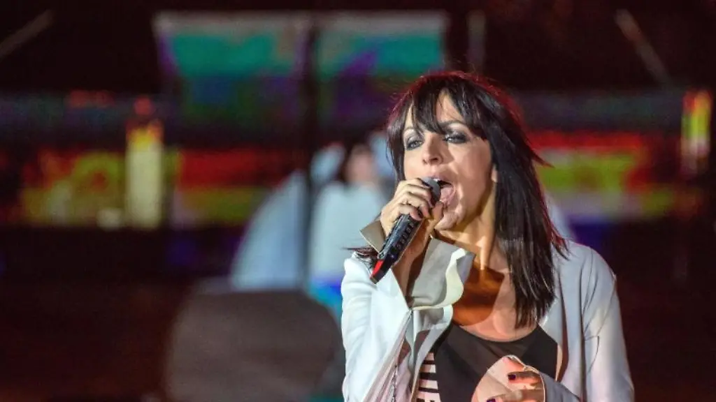 Nena-singt-bei-einem-Konzert