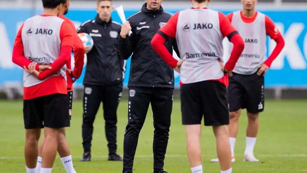 Leverkusens-Trainer-Gerardo-Seoane-M-erklaert-seinen-Spielern-im-Training-einen-Uebungsablauf