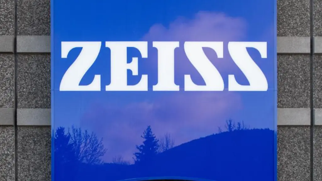 Am-Werk-der-Zeiss-Meditec-AG-haengt-das-Firmenlogo-von-Zeiss