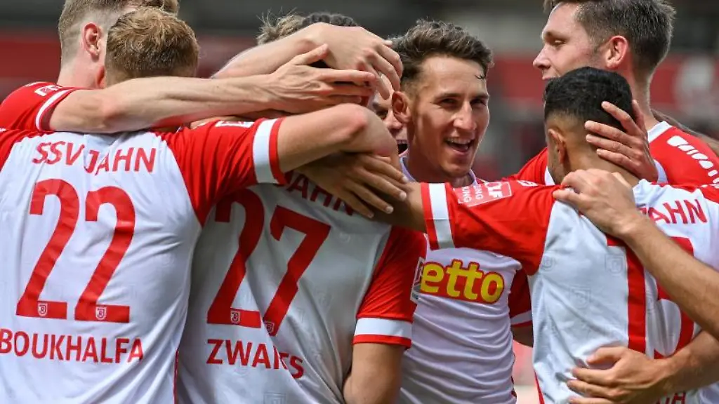 Die-Mannschaft-von-Regensburg-jubelt-nach-einem-Treffer