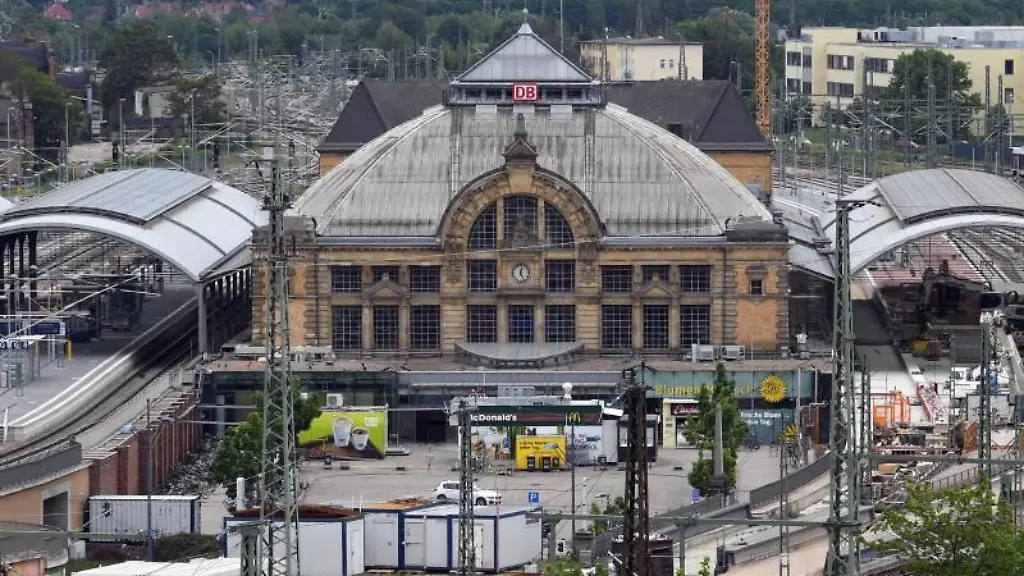 Blick-auf-den-Hauptbahnhof-in-Halle-an-der-Saale