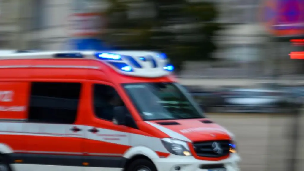 Ein-Rettungsfahrzeug-der-Feuerwehr-im-Einsatz