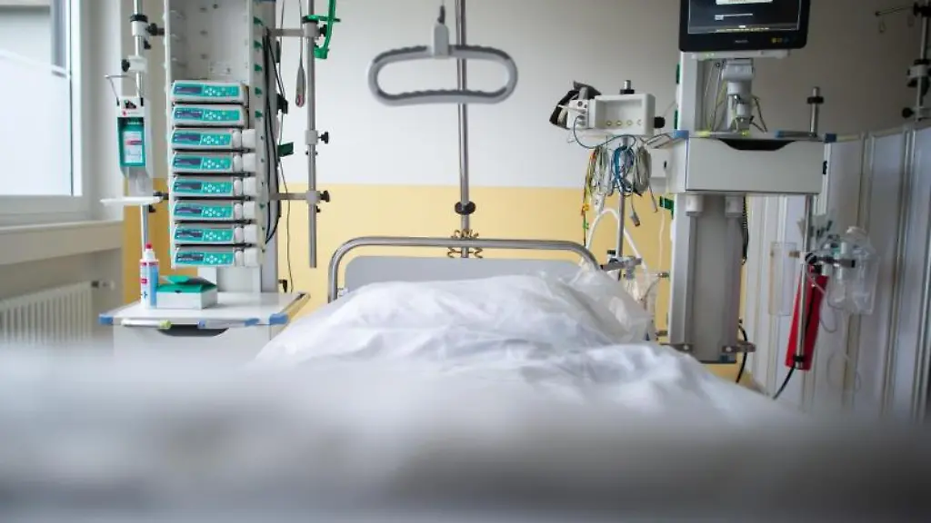 Ein-leeres-Bett-steht-in-einer-Intensivstation