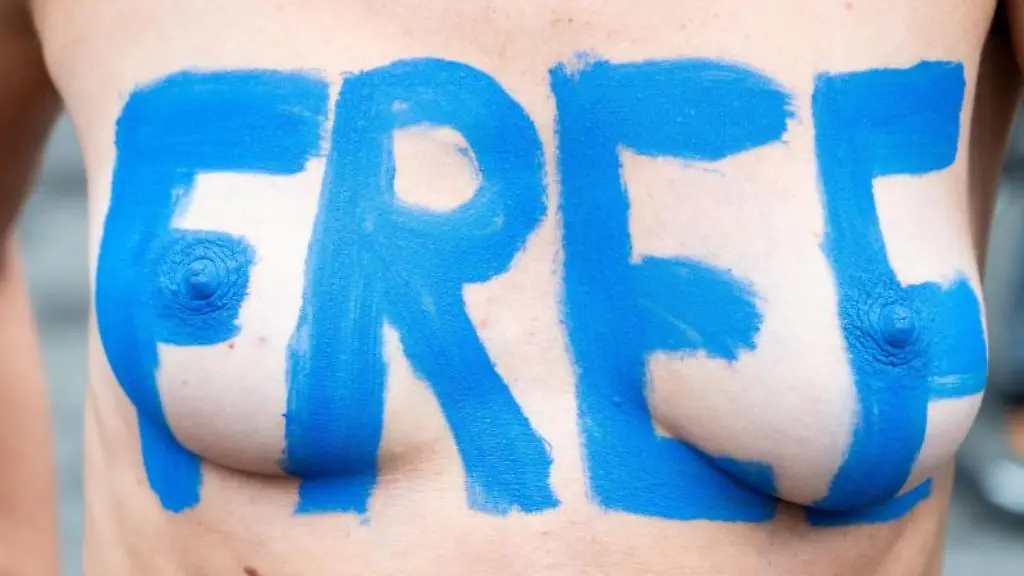 Die-Teilnehmerin-einer-Demo-hat-auf-ihrer-Brust-den-Schriftzug-Free-stehen