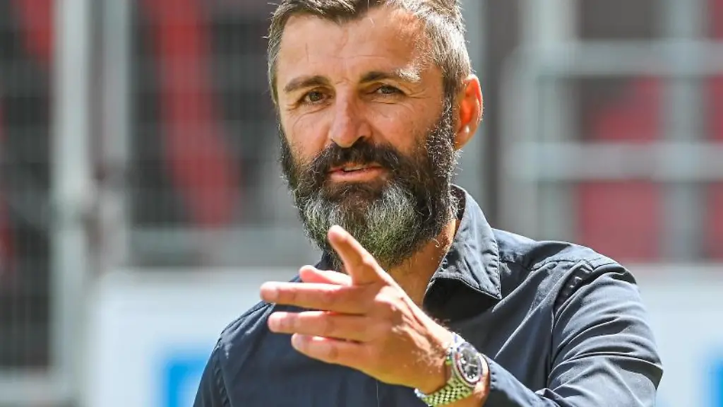 Trainer-Michael-Koellner-von-TSV-1860-Muenchen-steht-vor-dem-Spiel-im-Stadion