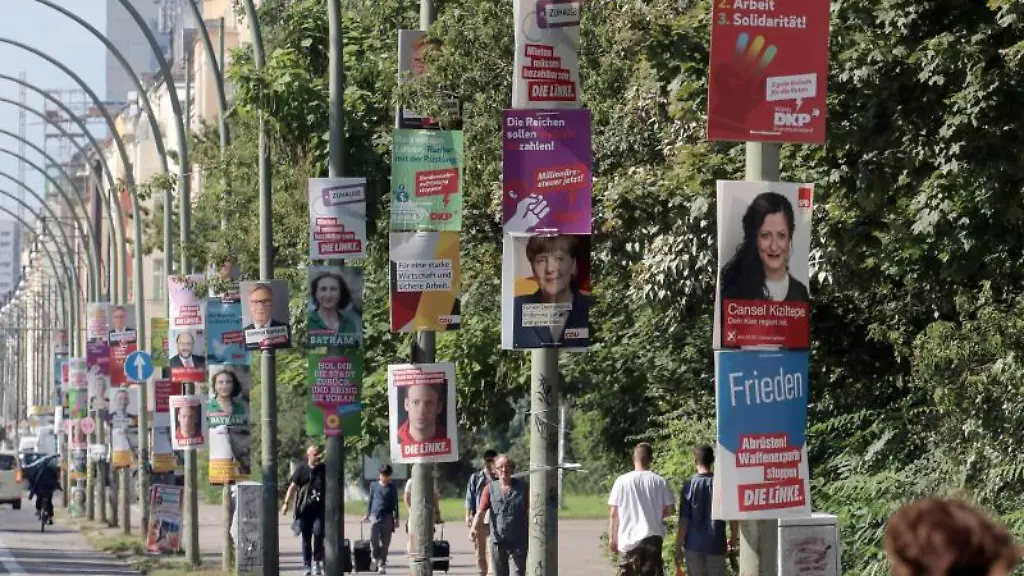 Wahlplakaten-verschiedener-Parteien-haengen-zur-Bundestagswahl-2017-entlang-einer-Hauptstrasse