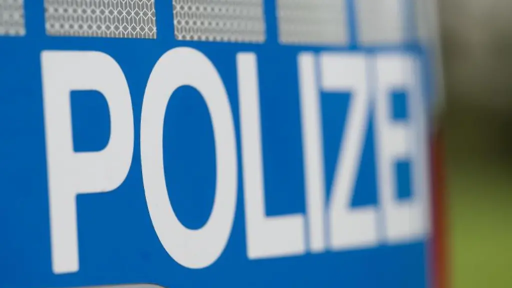 Das-Wort-Polizei-steht-auf-der-Karosserie-eines-Einsatzwagens