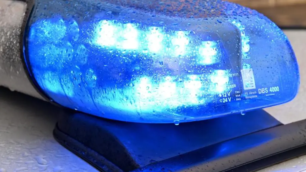 Ein-Streifenwagen-der-Polizei-steht-mit-eingeschaltetem-Blaulicht-an-einem-Einsatzort