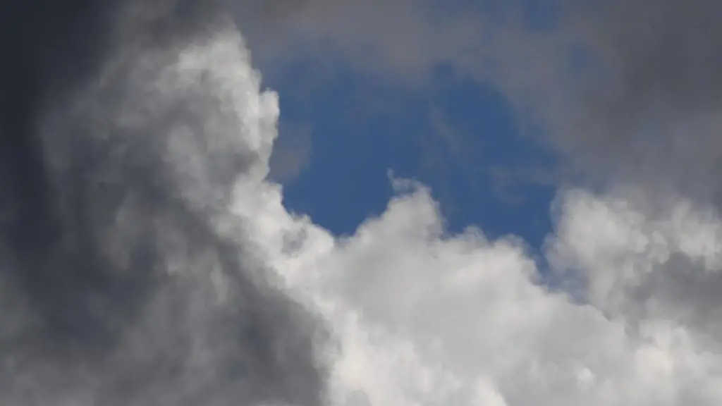 Dunkle-Regenwolken-ziehen-auf