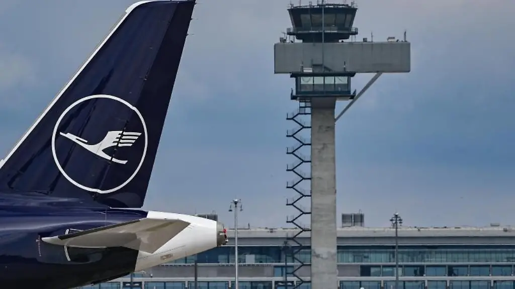 Ein-Passagierflugzeug-steht-auf-dem-Areal-des-Hauptstadtflughafens-Berlin-Brandenburg