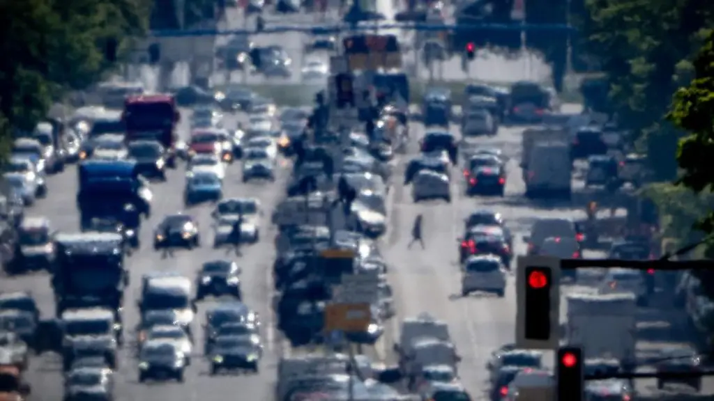 Autos-LKW-und-Lieferfahrzeuge-fahren-auf-dem-Kaiserdamm-in-der-Hauptstadt-stadteinwaerts