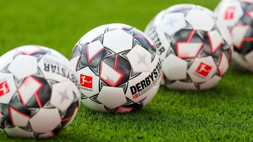 Eine-Reihe-von-Fussbaellen-auf-dem-Rasen