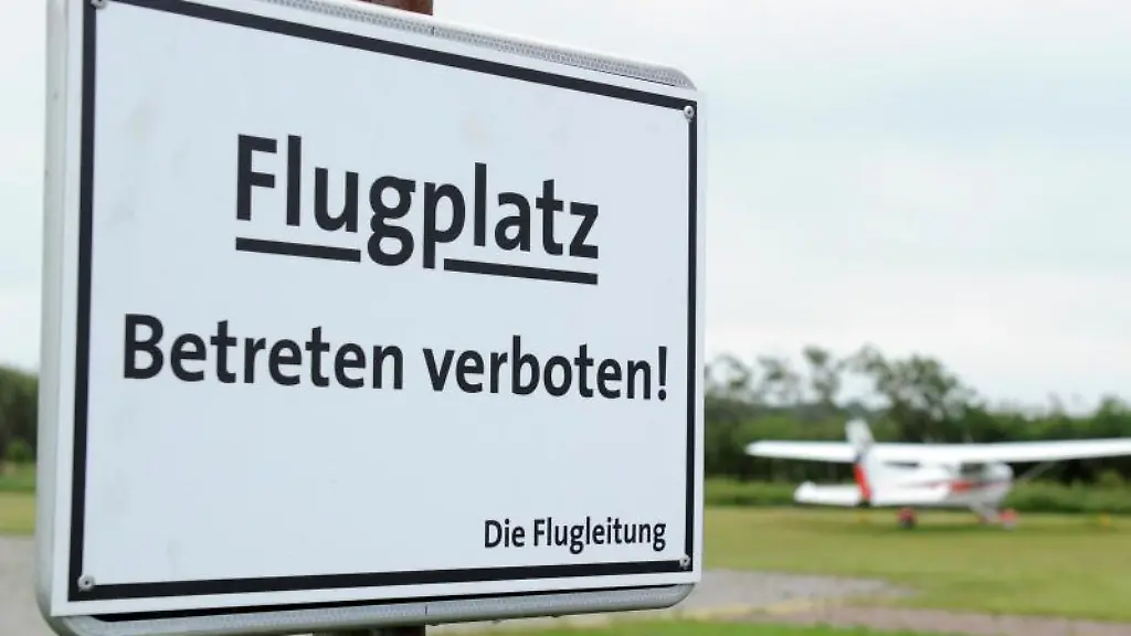 Ein-Hinweisschild-steht-auf-dem-Flugplatz-der-Insel-Langeoog