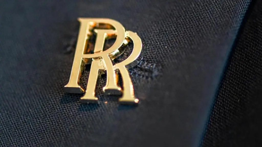 Ein-Anstecker-mit-dem-Logo-von-Rolls-Royce-ist-zu-sehen