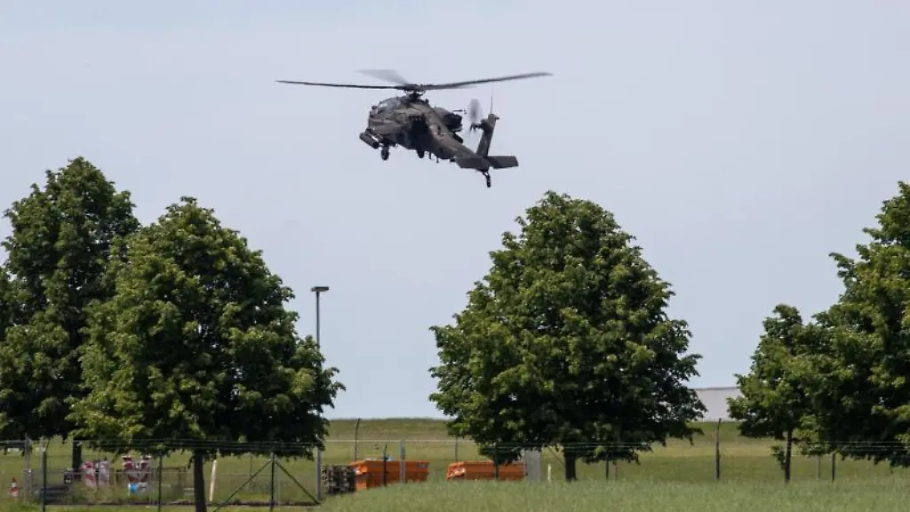 Ein-Militaer-Hubschrauber-fliegt-auf-den-US-Militaerflugplatz-Katterbach-zu