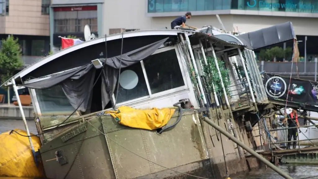 Ein-geborgenes-Gastroschiff-liegt-in-der-Saar-in-Saarbruecken