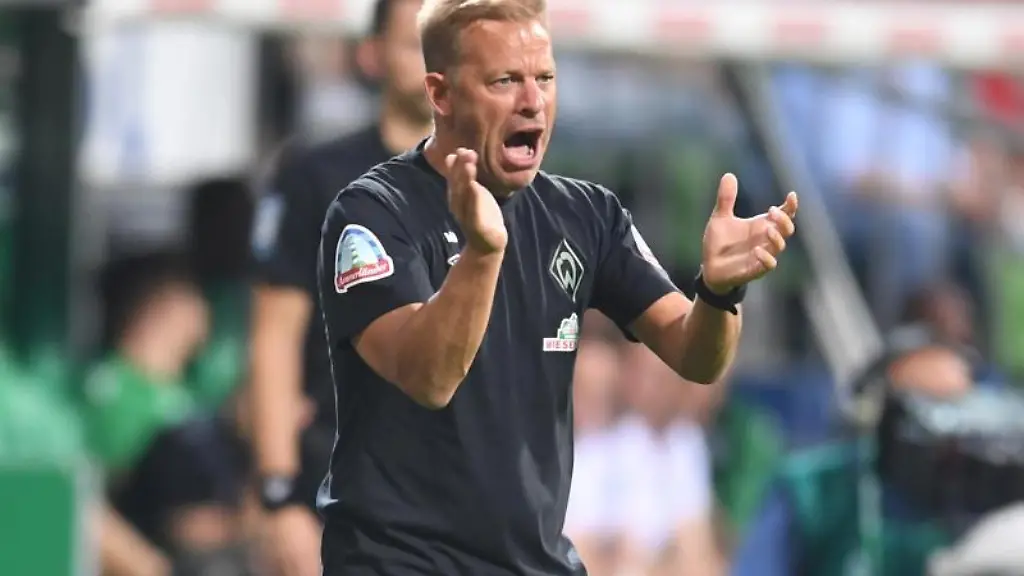 Werder-Trainer-Markus-Anfang-gestikuliert-an-der-Seitenlinie