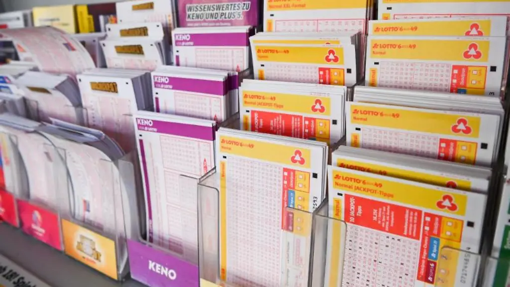 Lotto-und-Totoscheine-in-einem-Zeitschriftenladen